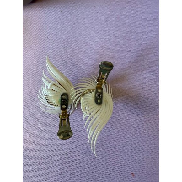 vintage  "Pinwheel" clip-on earring - Picture 3 of 3